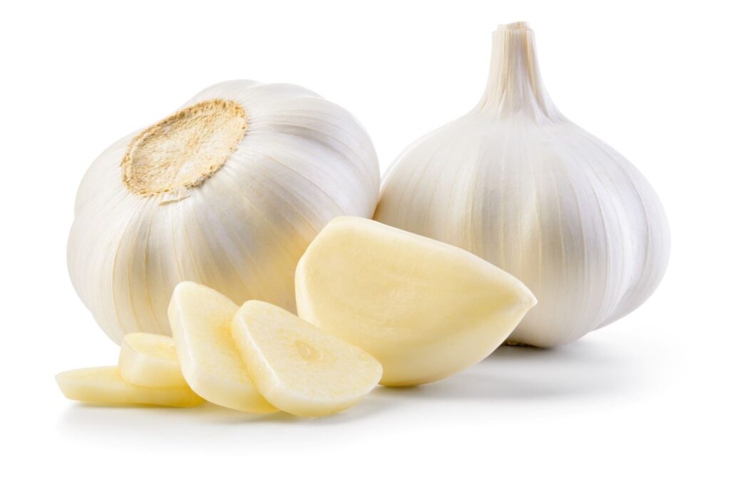 Cloves of garlic used for dental home remedies.